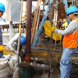 obreros de eperconsac realizando trabajos de perforación de pozos