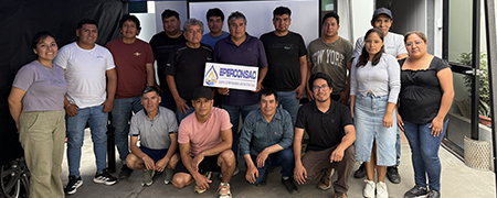 ejecución de obras civiles - vertiendo concreto en el suelo