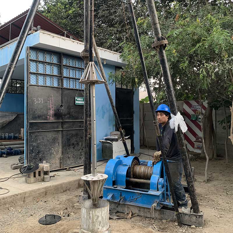 Perforación de un pozo tubular de 145.0 m de profundidad, entubado con tubería de acero inoxidable AISI 304L de 12” de diámetro, diseñado para un caudal de explotación de 14 l/s.