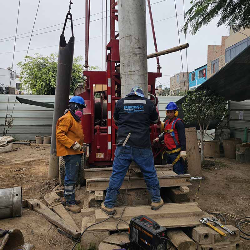 Perforación de un pozo tubular de 145.0 m de profundidad, entubado con tubería de acero inoxidable AISI 304L de 15" de diámetro, diseñado para un caudal de explotación de 37 l/s.