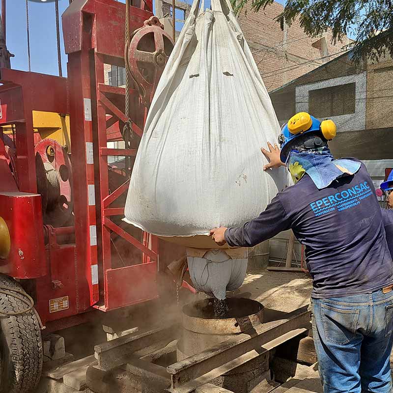Perforación de un pozo tubular de 145.0 m de profundidad, entubado con tubería de acero inoxidable AISI 304L de 15" de diámetro, diseñado para un caudal de explotación de 37 l/s.