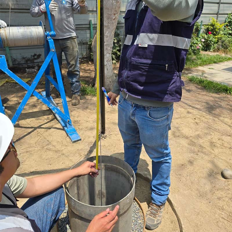 Perforación de un pozo tubular de 145.0 m de profundidad, entubado con tubería de acero inoxidable AISI 304L de 15" de diámetro, diseñado para un caudal de explotación de 37 l/s.