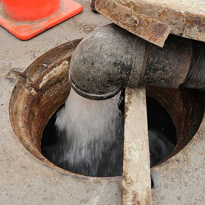 Perforación de un pozo tubular de 145.0 m de profundidad, entubado con tubería de acero inoxidable AISI 304L de 15" de diámetro, diseñado para un caudal de explotación de 37 l/s.