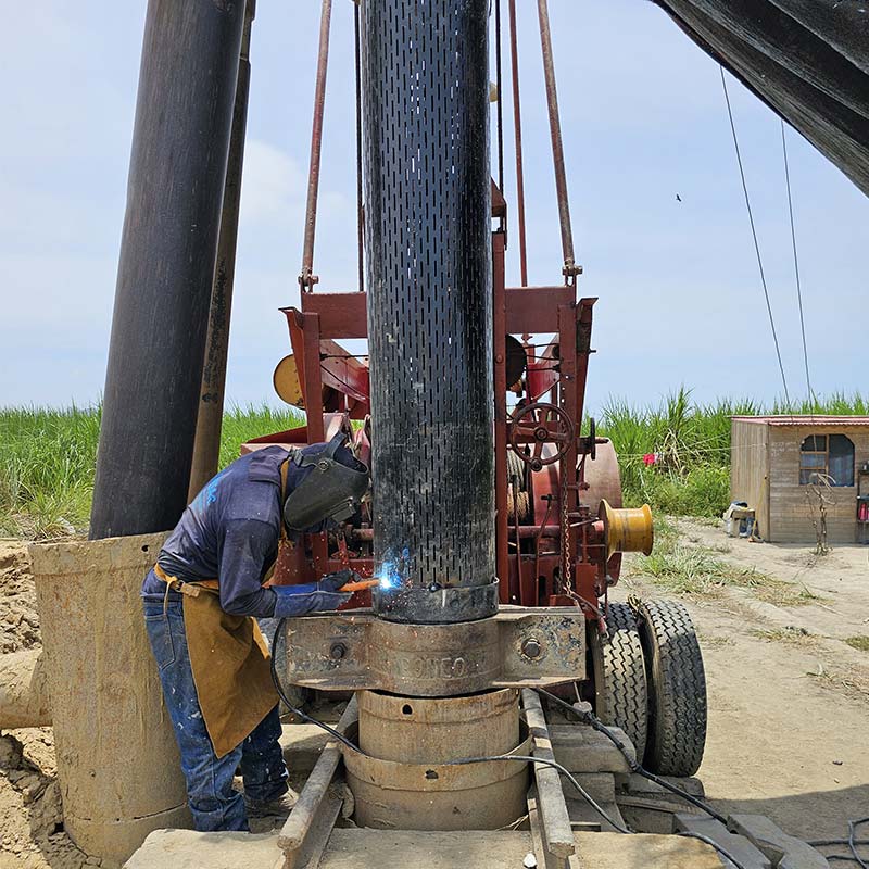 Perforación de 05 pozos tubulares, cada uno de 80.0 m de profundidad, entubados con tubería de fierro negro de 16" de diámetro, diseñados para un caudal de explotación de 50 l/s.