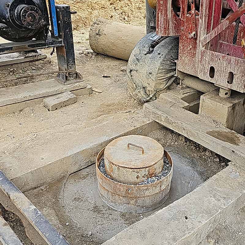 Perforación de 05 pozos tubulares, cada uno de 80.0 m de profundidad, entubados con tubería de fierro negro de 16" de diámetro, diseñados para un caudal de explotación de 50 l/s.