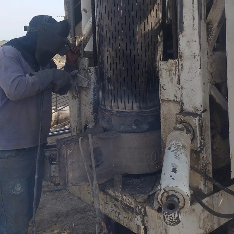 Perforación de 04 pozos tubulares, cada uno de 80.0 m de profundidad, entubados con tubería de fierro negro de 16" de diámetro, diseñados para un caudal de explotación de 65 l/s.