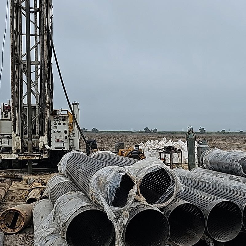 Perforación de 04 pozos tubulares, cada uno de 80.0 m de profundidad, entubados con tubería de fierro negro de 16" de diámetro, diseñados para un caudal de explotación de 65 l/s.