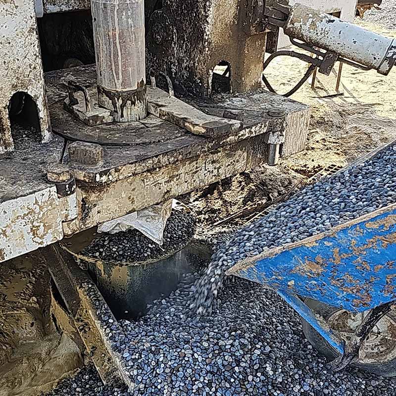 Perforación de 04 pozos tubulares, cada uno de 80.0 m de profundidad, entubados con tubería de fierro negro de 16" de diámetro, diseñados para un caudal de explotación de 65 l/s.
