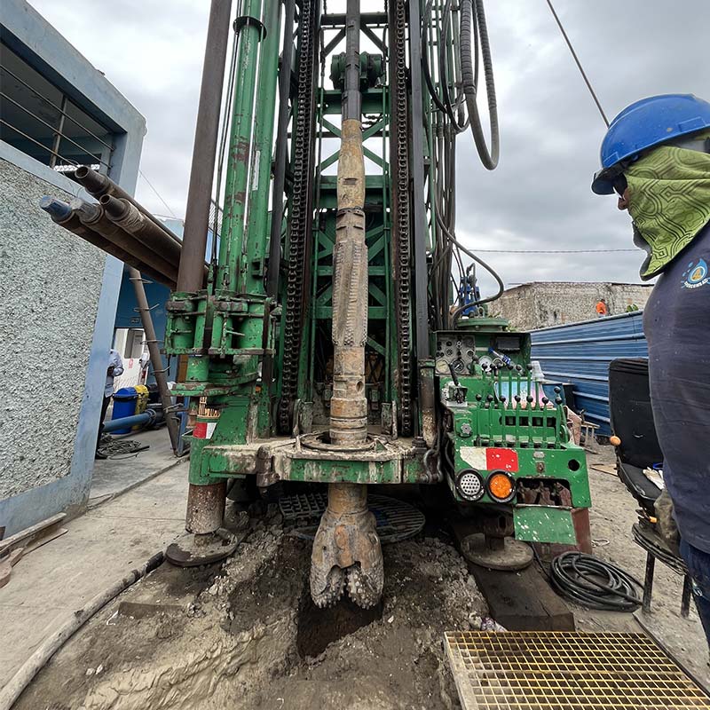Perforación de un pozo tubular de 60.0 m de profundidad, entubado con tubería de acero inoxidable AISI 304L de 15" de diámetro.