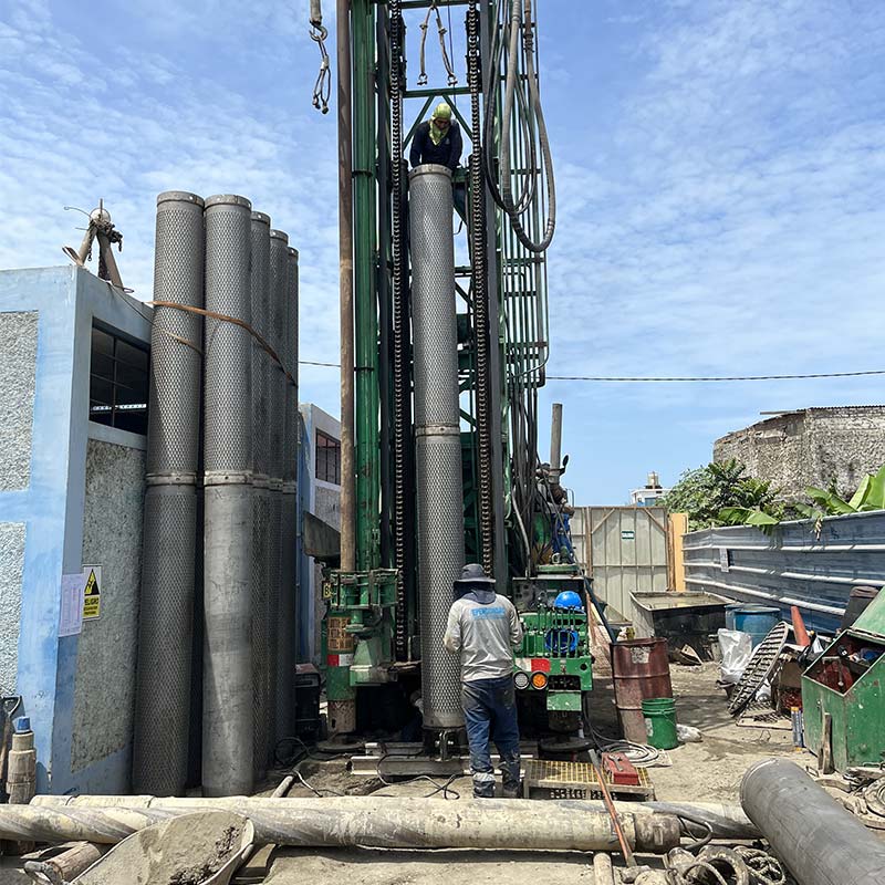 Perforación de un pozo tubular de 60.0 m de profundidad, entubado con tubería de acero inoxidable AISI 304L de 15" de diámetro.