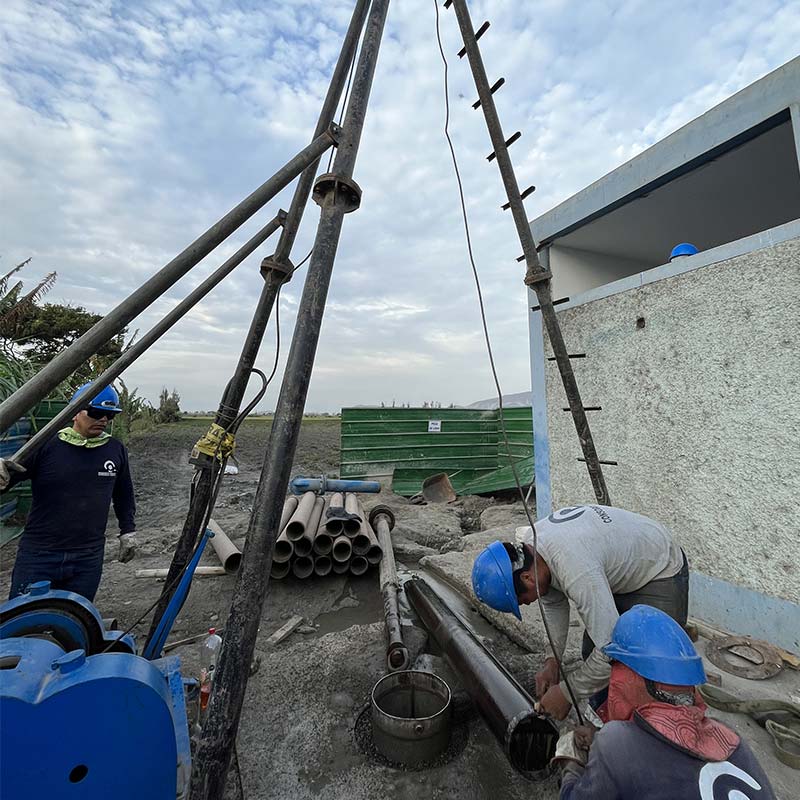 Perforación de un pozo tubular de 60.0 m de profundidad, entubado con tubería de acero inoxidable AISI 304L de 15" de diámetro.