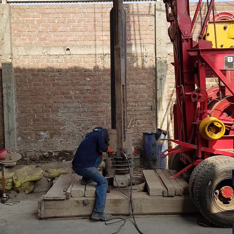 Perforación de un pozo tubular de 100.0 m de profundidad, entubado con tubería de acero inoxidable de 15" de diámetro, diseñado para un caudal de explotación de 35 l/s.